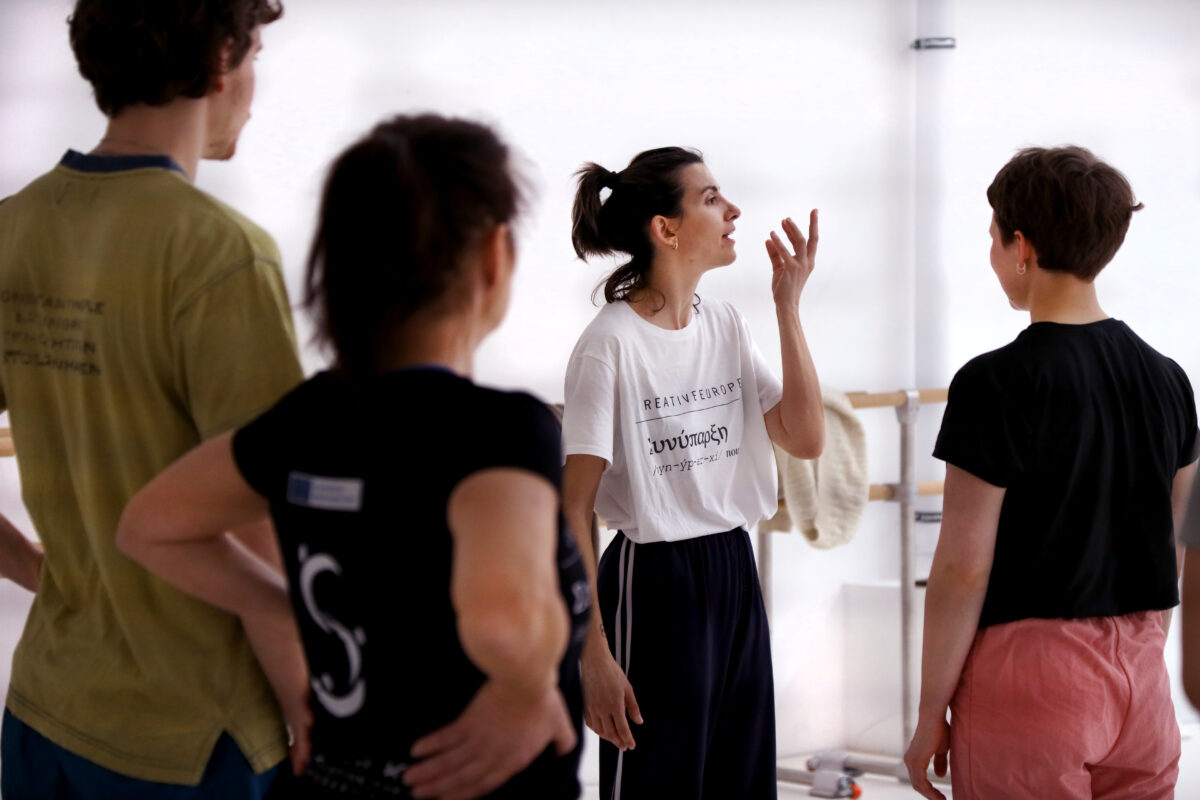 Prendre soin de la population par la danse contemporaine .
4 compagnies de danse européennes coopèrent pour expérimenter et partager leurs acquis sur le co-création dansée avec une population culturellement diverse.