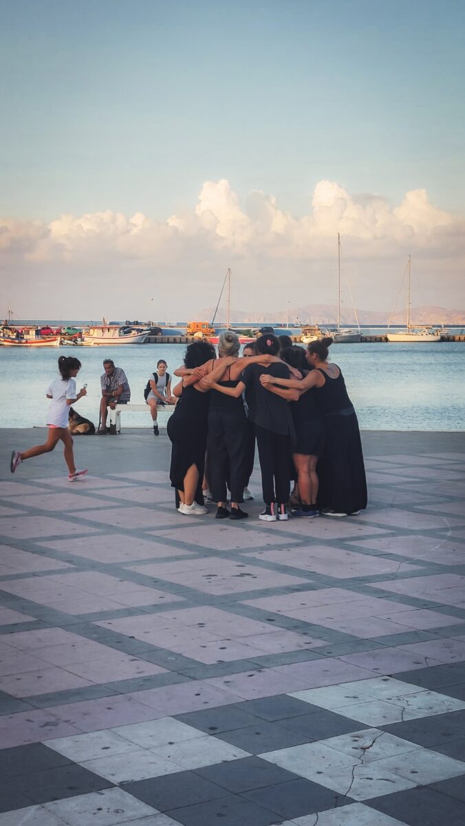 Hug collectif avant la représentation