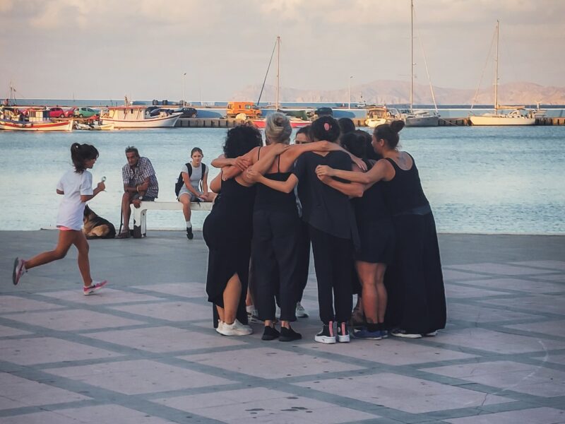 Hug collectif avant la représentation